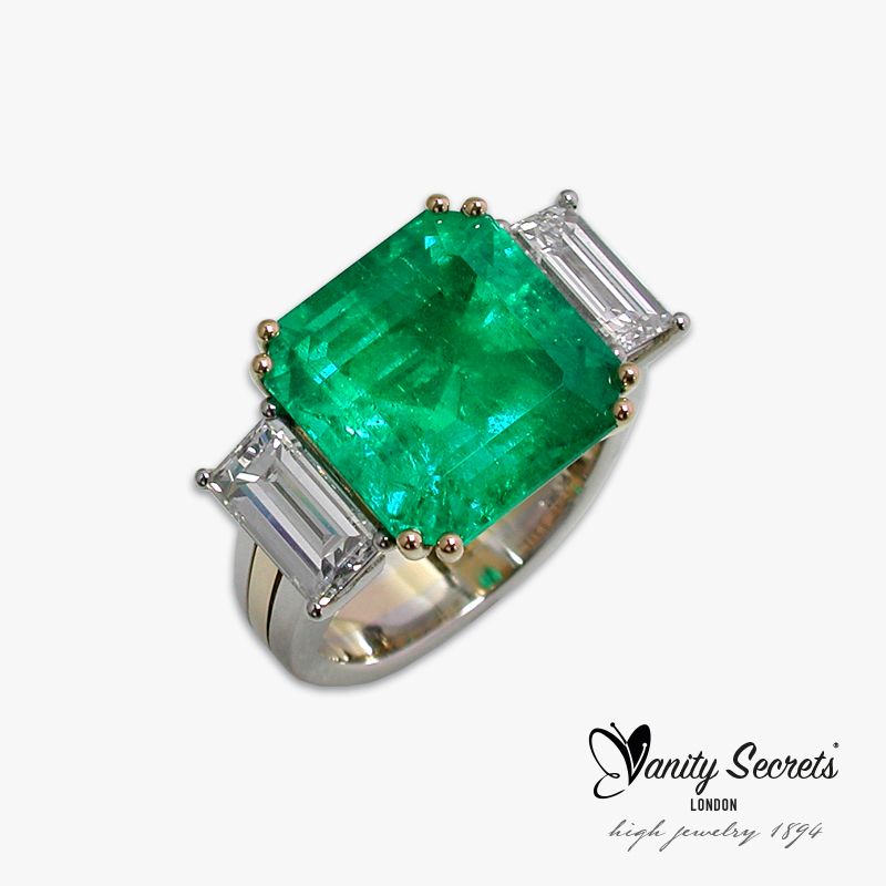 Vanity Secrets London Ring Colombian Emerald with Diamond-Baguettes