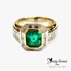 Ring Columbian Emerald with Diamond Baguettes